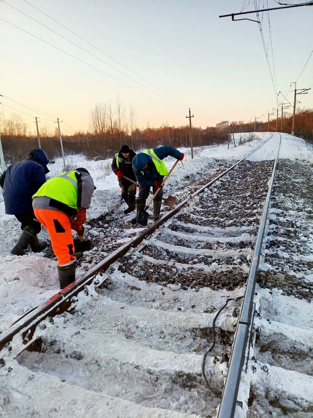 Работы у железнодорожного полотна